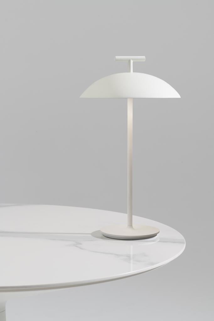 Kartell-Mini-Geen-A-Akkuleuchte-weiss-Ambiente-Tisch