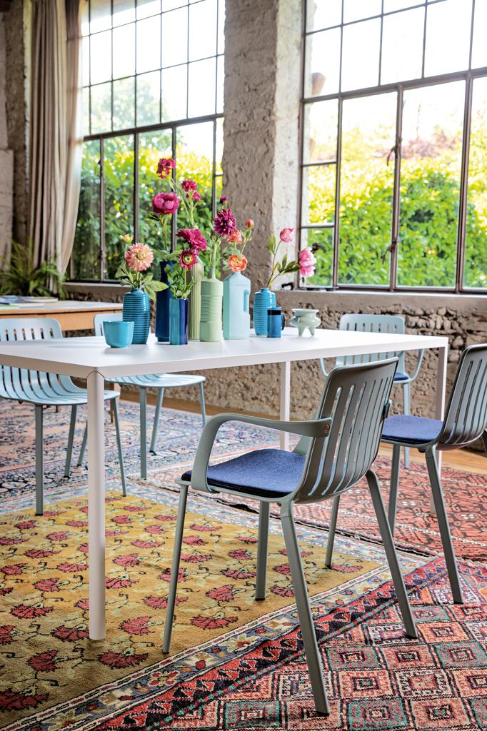 Magis-Plato-Stuhl-mit-Armlehne-hellblau-Ambiente-Cafe