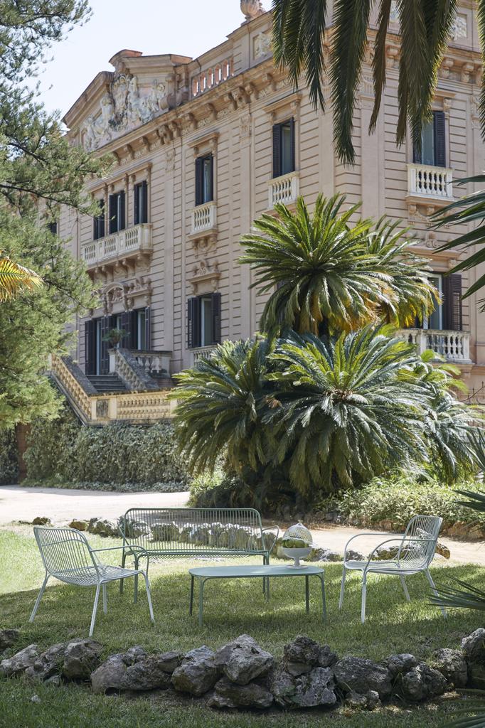Kartell-Hiray-Sofa-gruen-Ambiente-Garten