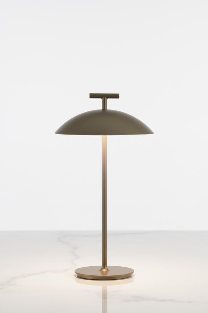 Kartell-Mini-Geen-A-Akkuleuchte-bronze-angeschaltet