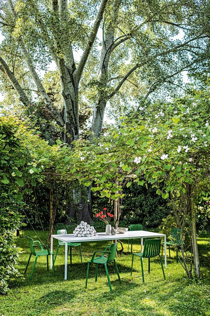 Magis-Plato-Stuhl-mit-Armlehne-gruen-Ambiente-Garten