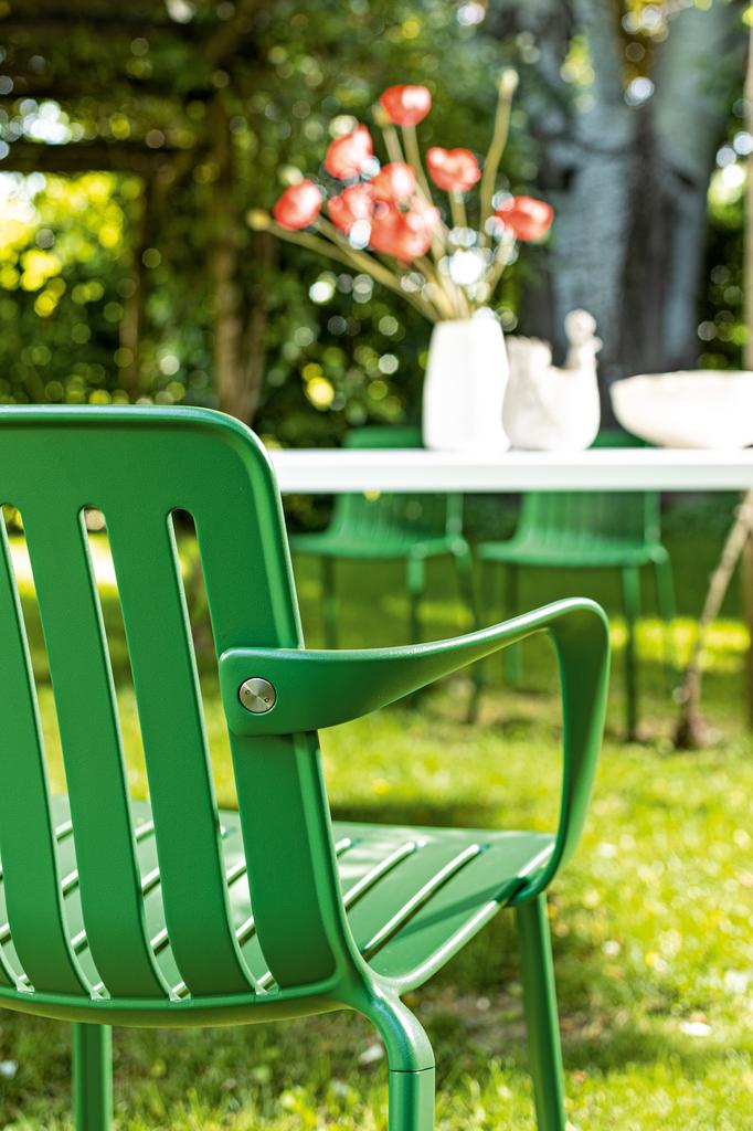 Magis-Plato-Stuhl-mit-Armlehne-gruen-Ambiente-Garten-Detail