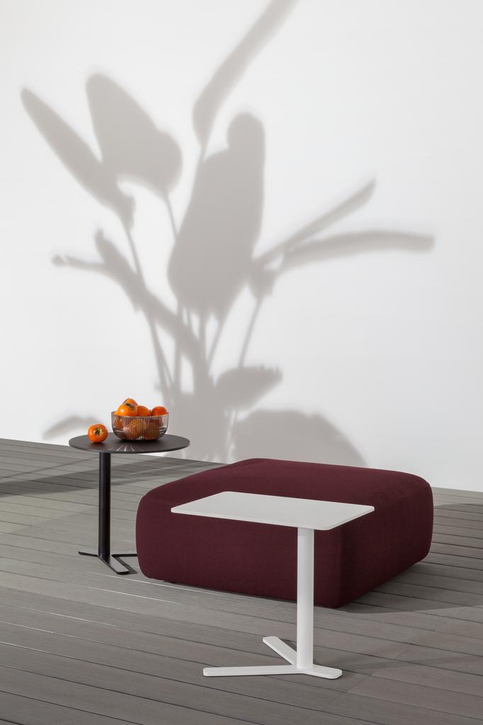 Lapalma-Yo-Outdoor-Beistelltisch-rund-schwarz-und-rechteckig-weiss-Ambiente-Terrasse