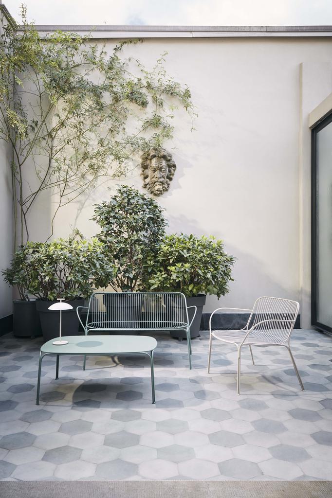 Kartell-Hiray-Sofa-gruen-Ambiente-Innenhof