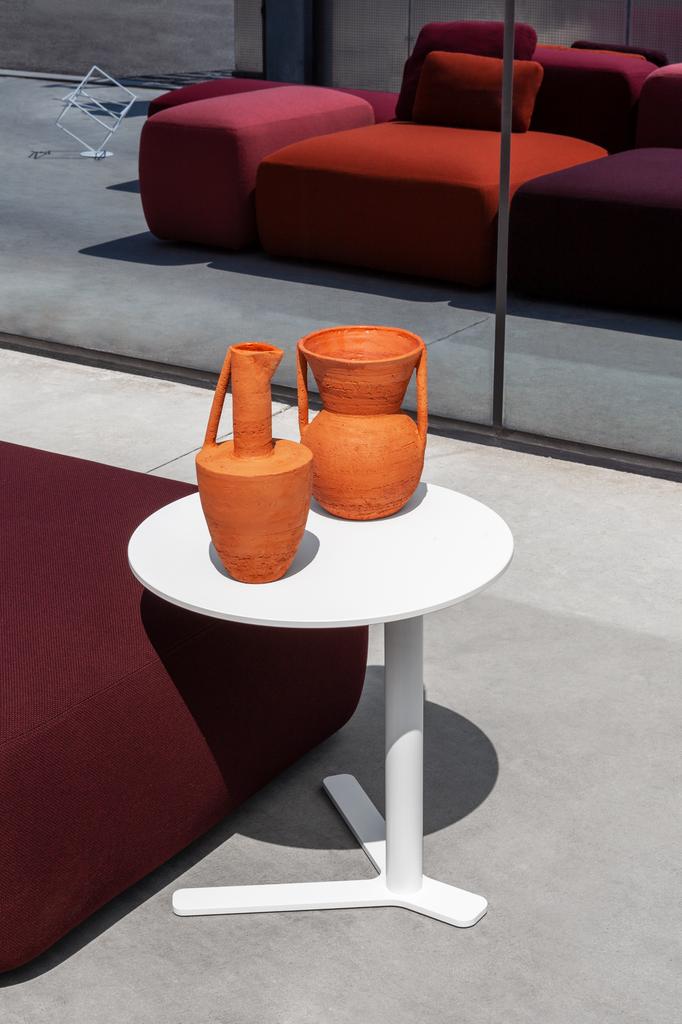 Lapalma-Yo-Outdoor-Beistelltisch-rund-weiss-HPL-Fenix-weiss-Ambiente-Terrasse
