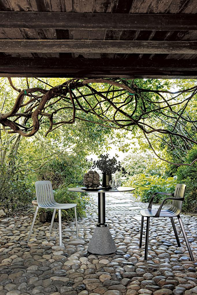 Magis-Plato-Stuhl-weiss-Ambiente-Terrasse
