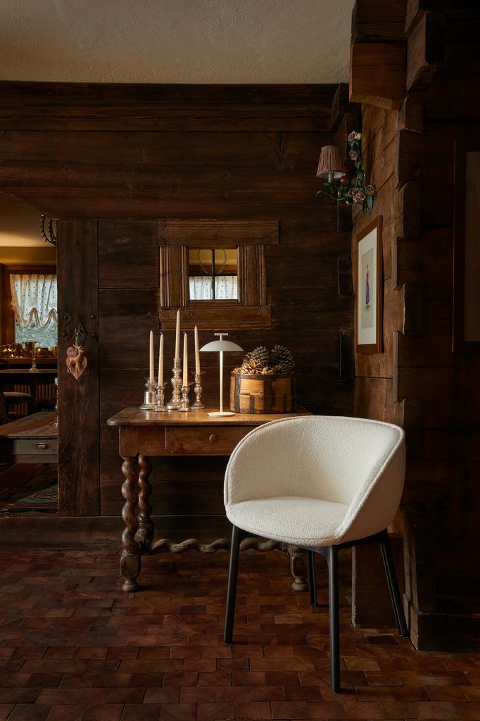 Kartell-Mini-Geen-A-Tischleuchte-weiss-Ambiente-Wohnzimmer