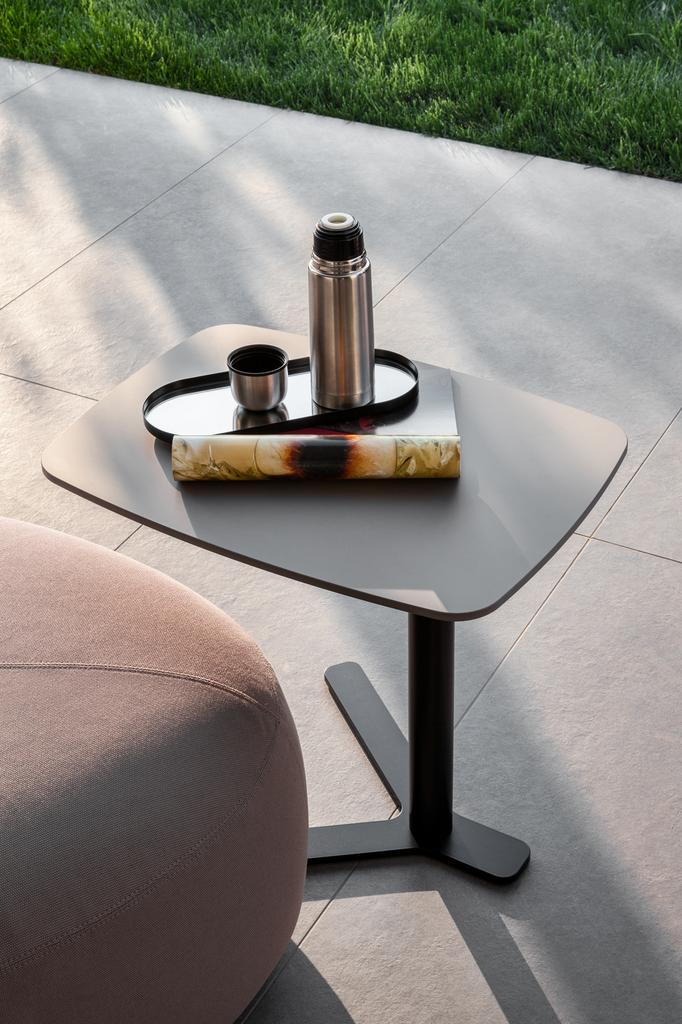 Lapalma-Yo-Outdoor-Beistelltisch-rechteckig-gerundet-schwarz-HPL-Fenix-schwarz-Ambiente-Terrasse