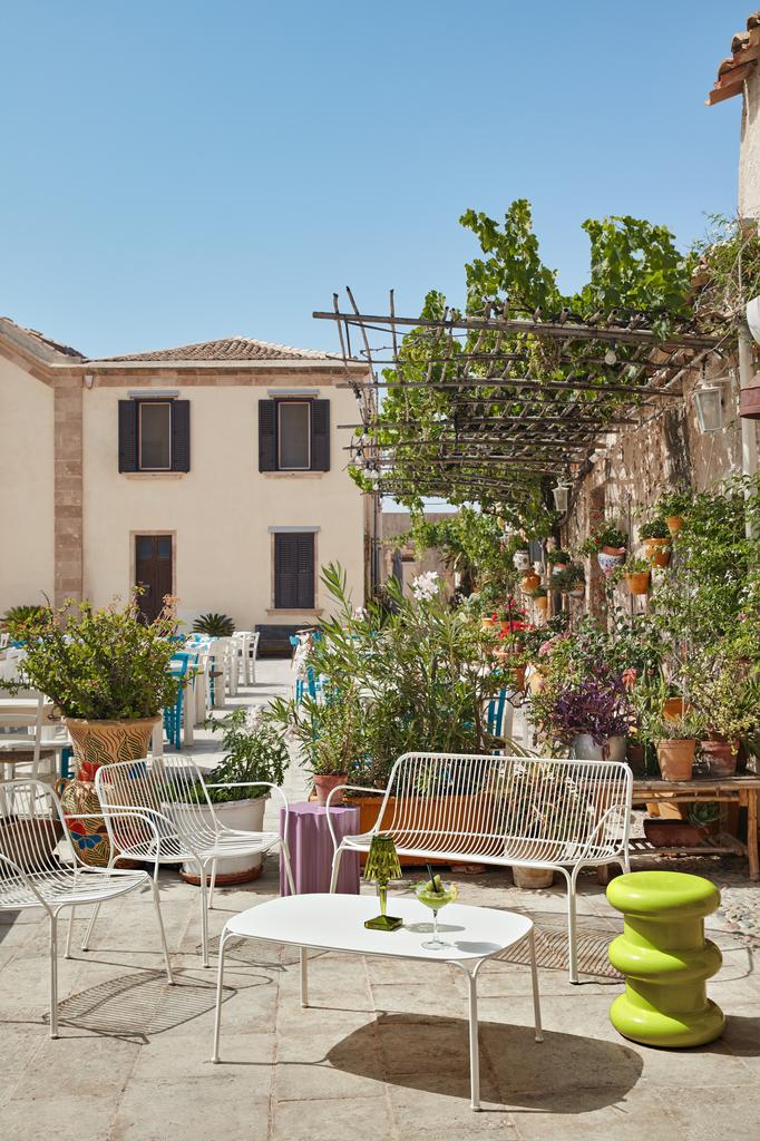 Kartell-Hiray-Sofa-weiss-Ambiente-Terrasse