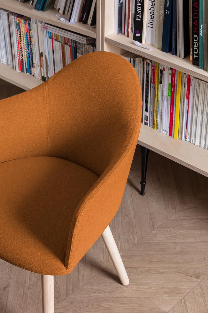 Lapalma-Edit-S570-Stuhl-Esche-natur-Stoff-Kvadrat-Remix-Ambiente-Wohnzimmer-Detail