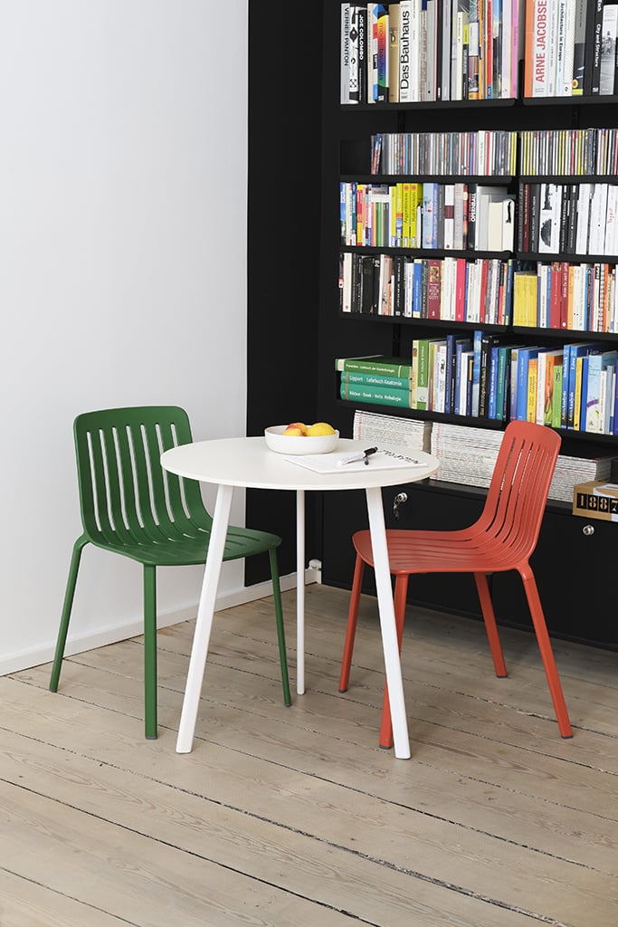 Magis-Plato-Stuhl-rot-und-gruen-Ambiente-Wohnzimmer