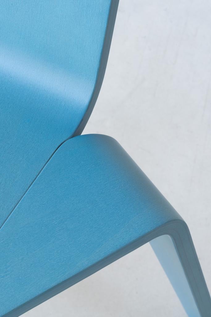 Magis-Aka-Stuhl-petrolblau-gebeizt-Detail-Lehne