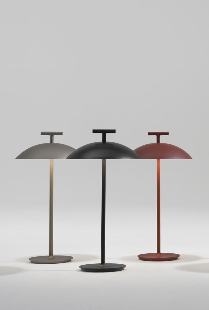Kartell-Mini-Geen-A-Akkuleuchte-bronze-schwarz-und-ziegelrot-Ambiente