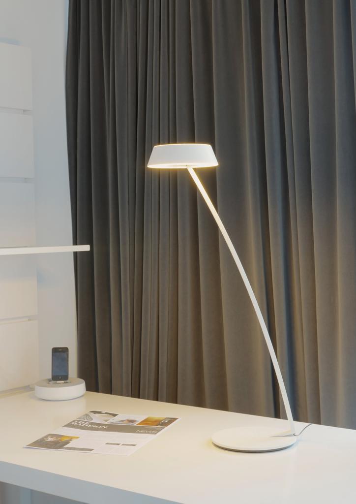 oligo-glance-led-tischleuchte-gebogen-ambiente-arbeitstisch
