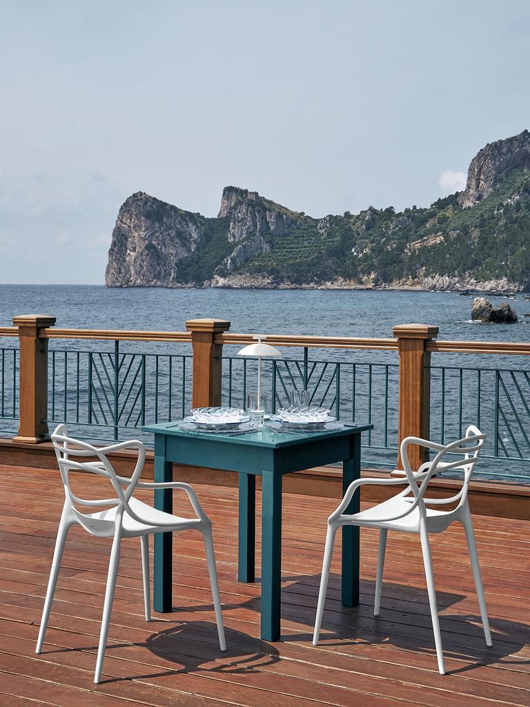 Kartell-Mini-Geen-A-Akkuleuchte-weiss-Ambiente-Terrasse