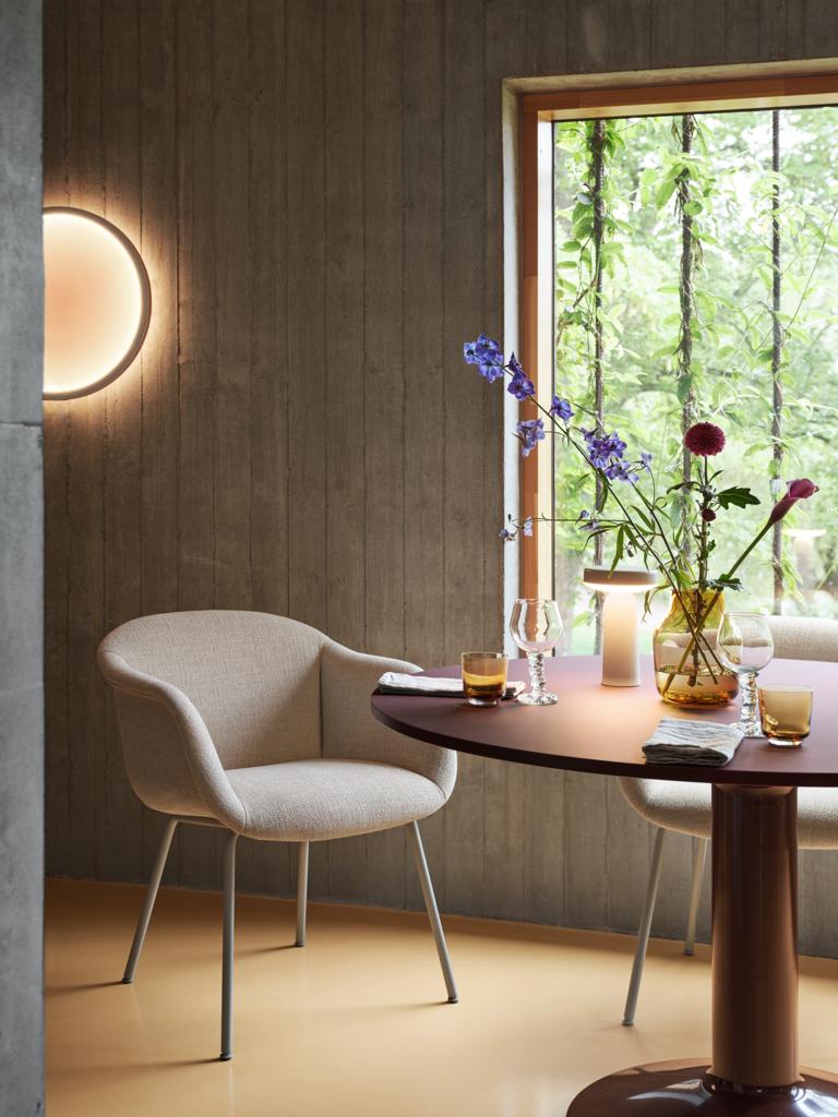 muuto-calm-wandleuchte-ambiente-d50-wohnzimmer-ease-akkuleuchte