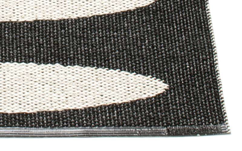 pappelina ella outdoor teppich schwarz vanille detail